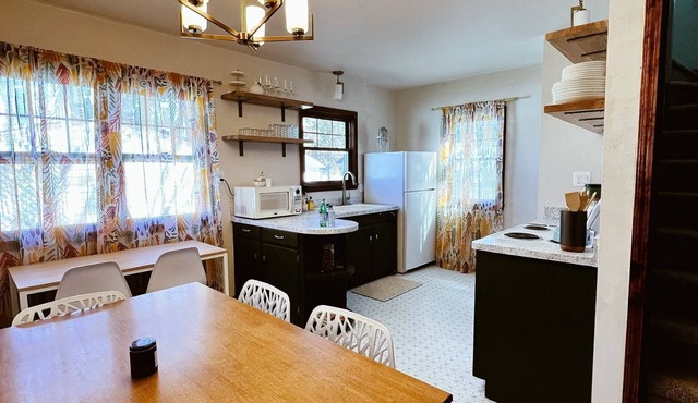 Bohemian Bungalow: Live like a Local, Pets Welcome