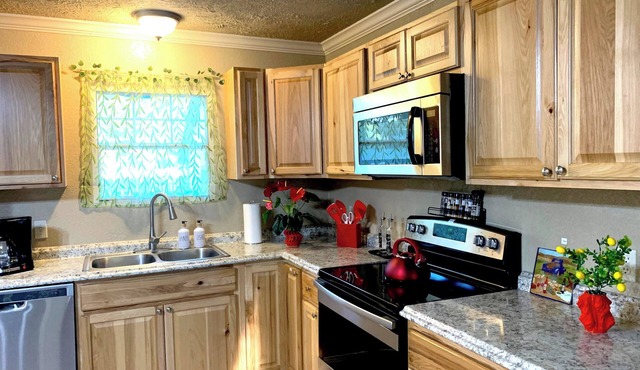 Bohemian Cottage 8 guests, 5 beds, King Queen, Fast WiFi, RV Parking, Long Stay!