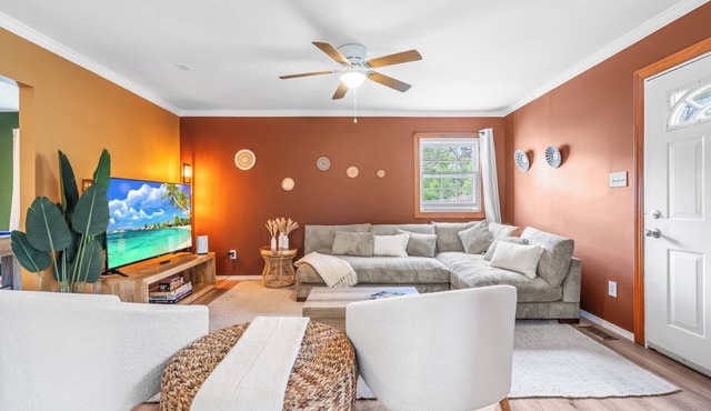 Bohemian Downtown Retreat 5 Bedrooms with BBQ & Pool Table Near Duke