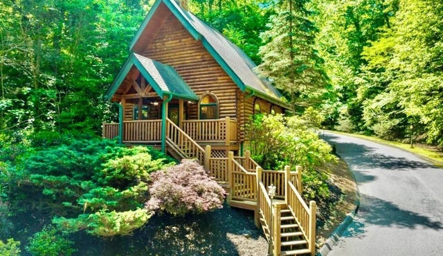 "Bohemian Falls Chalet" A Lux Romantic Cabin,DWNT,Walkable,Fireplace,Hotub,pets
