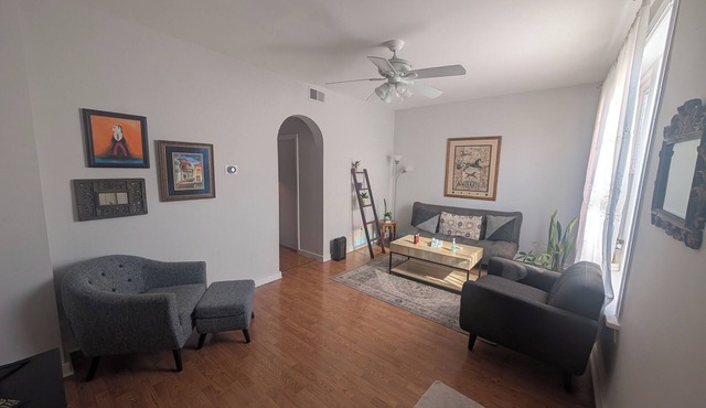 Bohemian Garden Oasis! 2-BR unit with AC & WiFi in Prime Chicago.