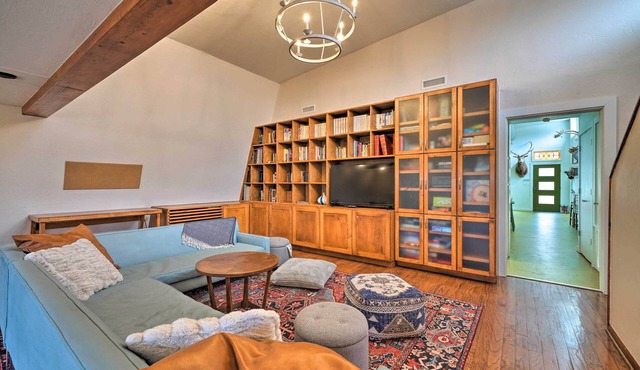 Bohemian Home w/Screened Porch, 3 Mi to Lake!