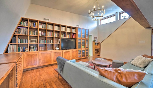 Bohemian Home w/Screened Porch, 3 Mi to Lake!