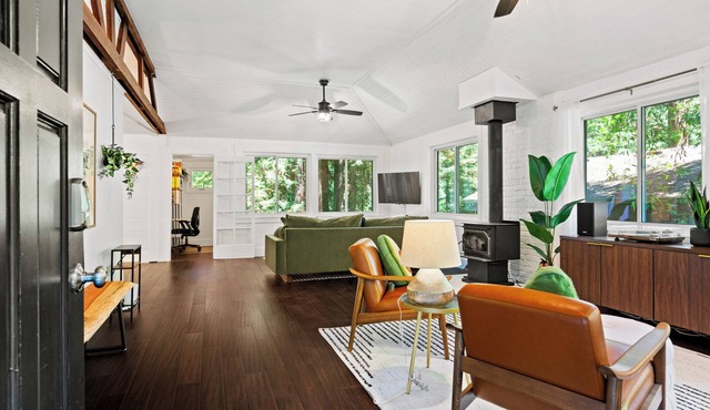 Bohemian Redwood Retreat for Extended Stays