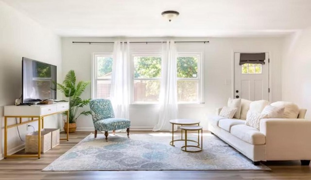 Bohemian Retreat Newly Remodeled with New Hot tub