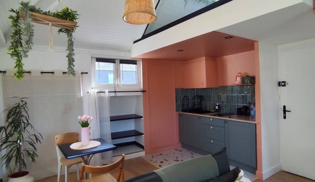 Bohemian studio close to beaches and hiking.
