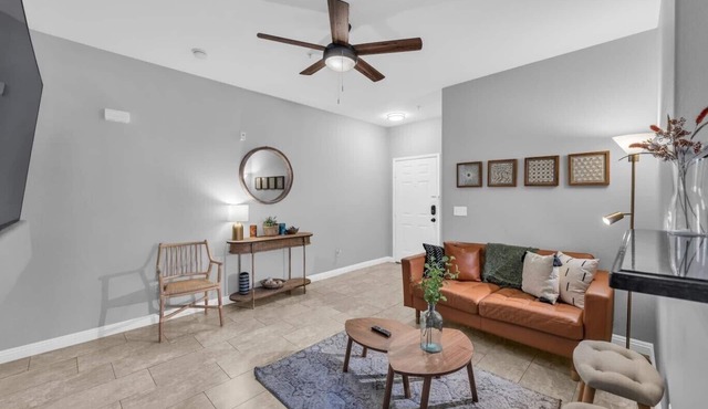 Bohemian vibe* Resort style 3 bed 2 bath condo* FREE Wifi and assigned parking