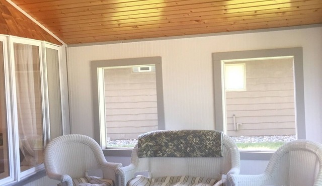 Bohner's Lake cottage retreat w/amazing sunsets
