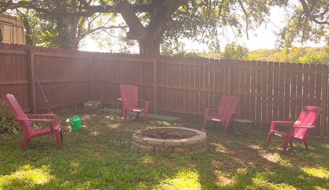 Boho 2 Bed 2 Bath w/Deck & Fire Pit - 4 Mins to Downtown - Kid & Dog Friendly