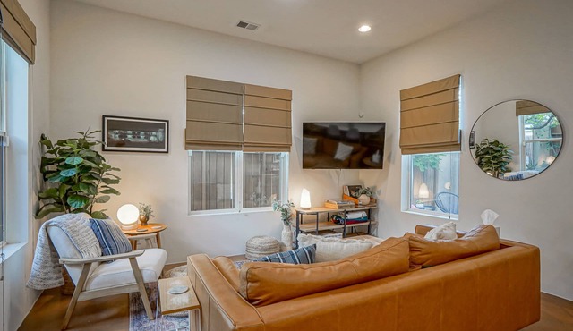 Boho 2b/2ba Downtown/OldTown, Patio w/fire feature