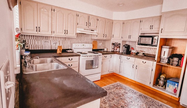 Boho 3-bedroom apt with fully supplied kitchen, WiFi, AC - Oldest Home in Oswego