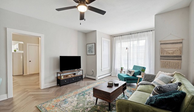 Boho abode Uptown Maumee by River-GREEN Side!