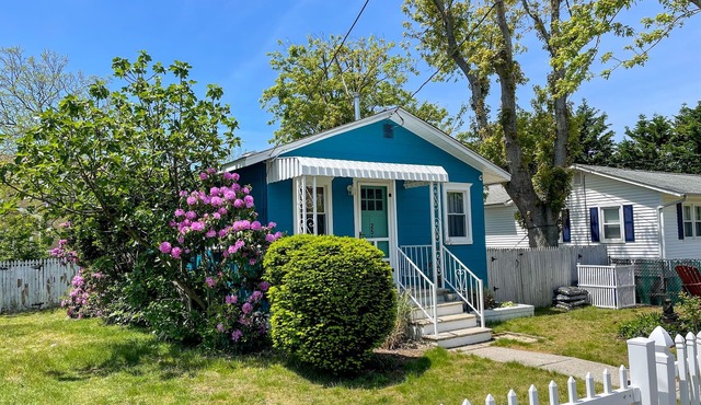 Boho Bay Cottage, 4 Houses from the Beach!