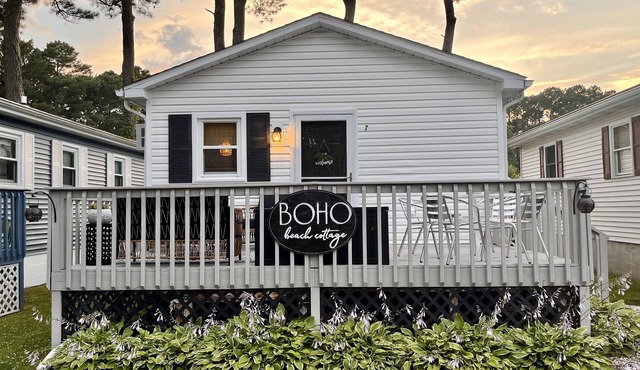 Boho Beach Cottage- Quiet, Deck, Private parking, Bikes- 1 mi to Beach & Boards!