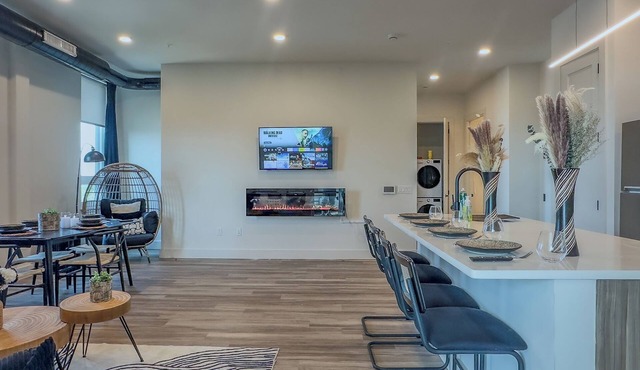 Boho Black 2BR 2BA Getaway, Sleeps 10, Free Parking Save 20%