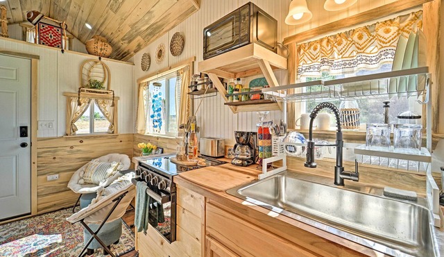 'Boho Bliss' Cortez Tiny Home: Fireplace, Fire Pit
