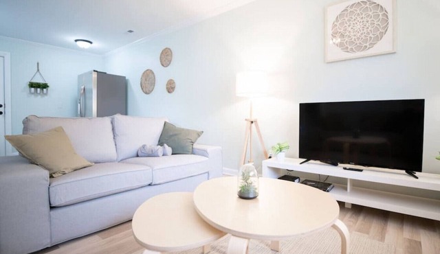 BOHO BUNGALOW - Bright, modern home in the Heights