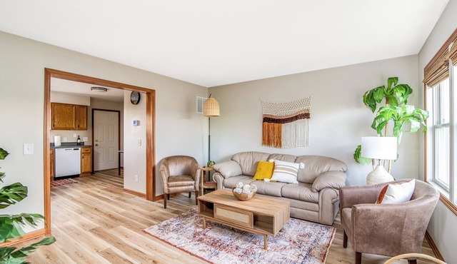 Boho Bungalow- bright, 2-bed condo/outdoor space