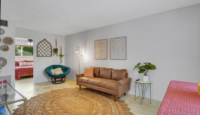 BOHO BUNGALOW - Downtown Close to BEACH 2 bedrooms with a POOL