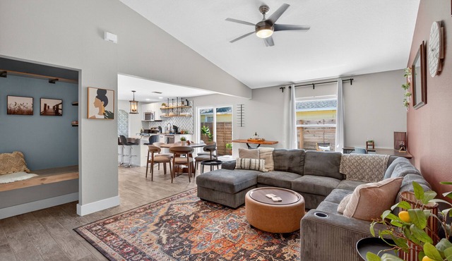 Boho Bungalow on Bahia Vista, 10 minutes to everything!