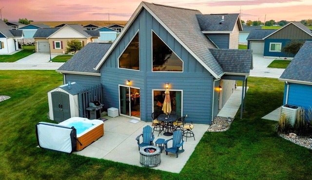 BOHO Bungalow on the Pond w/Hot Tub