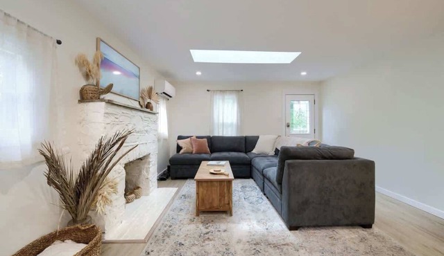 Boho Bungalow, Quiet Relaxing Cottage by the River