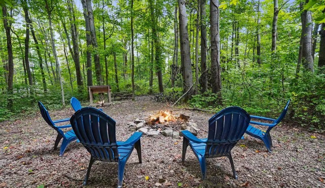 Boho Cabin w/Hot Tub. Private & Cozy Escape