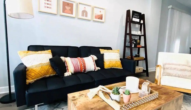 Boho Chic 2BR Condo, Queen Bed With Free Parking