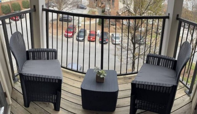 Boho chic condo 5 min to downtown gated community free parking pool