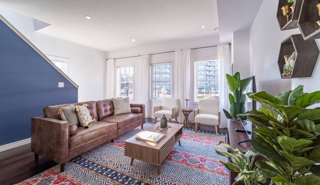 ✦Boho-Chic Home: 4 BR + ❤ of City + Patio & BBQ