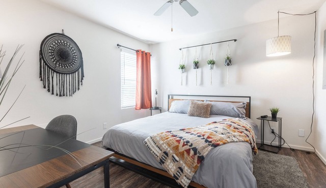 Boho Chic in Overland Park Free Parking Fast Wifi Dedicated Workspace