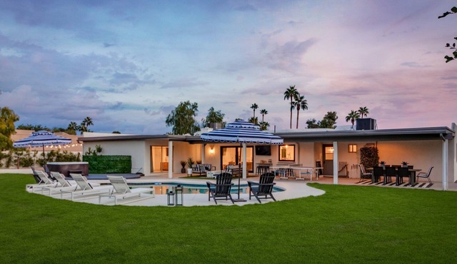 BOHO CHIC Luxury Getaway Sleeps 14+ W/9 hole Putting green
