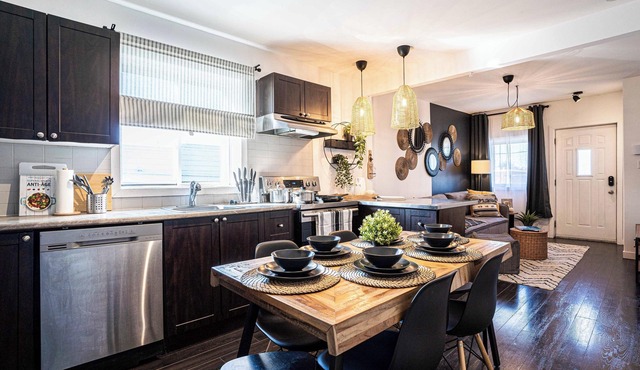 Boho Chic Retreat: 15-minute to DT & Free Parking