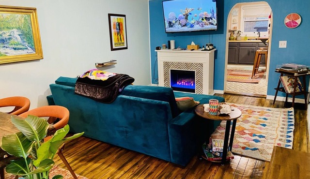 Boho-Chic Travel Pad Unit 2: Fireplace, Fun & Convenient