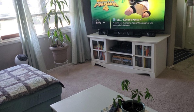 Boho chic vibe! Family & Dog friendly, 5G, A/C, Hot tub, close to Stampede Park!