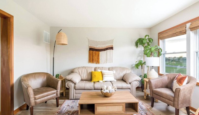 Boho Cleveland Bungalow|Sun-Drenched 2BR with Deck