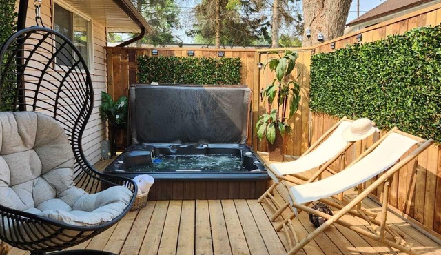 BOHO COTTAGE "Hot Tub & Close to Beach"