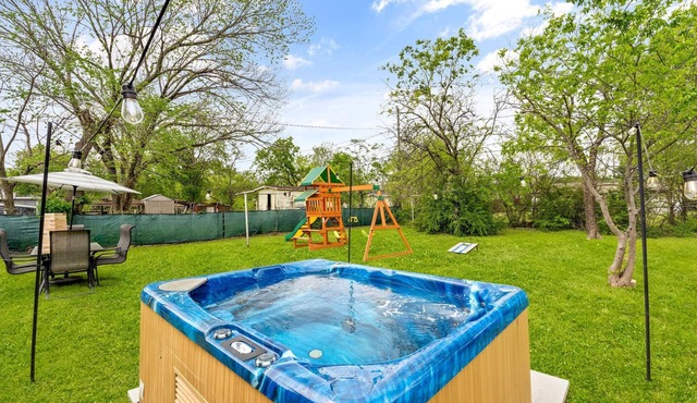 Boho Cottage. Hot Tub. Family Friendly. Walk to AT&T Stadium!