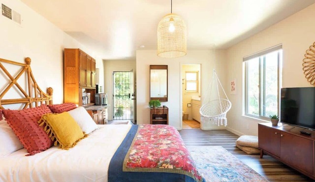 Boho Flat 1 block from exclusive beach!
