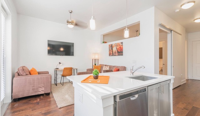 BoHo Flat in Stylish SouthPark Charlotte~King Bed~Long Term Welcome