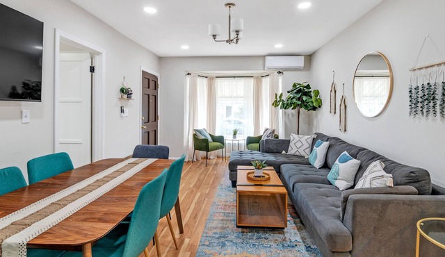 BOHO Hidden Gem 3B2B King suite near DTLA Sleeps 8