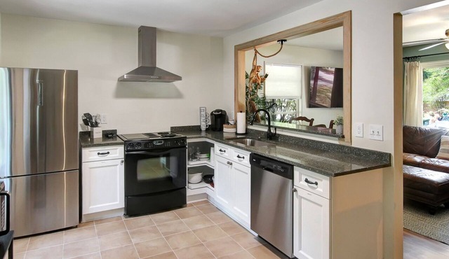 Boho House Mins To Downtown & Tybee Island + Pet Friendly