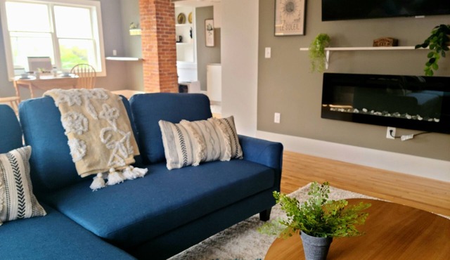 BoHo on Main /Stylish in the Heartland, 1 bedroom King in Downtown