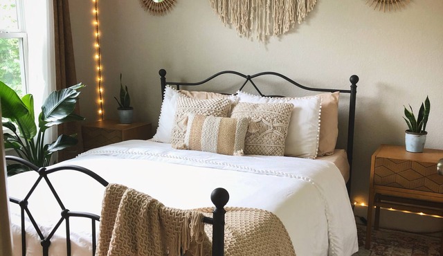 Boho paradise in heart of Asheville with hot tub~ 1 mile to Mission Hospital