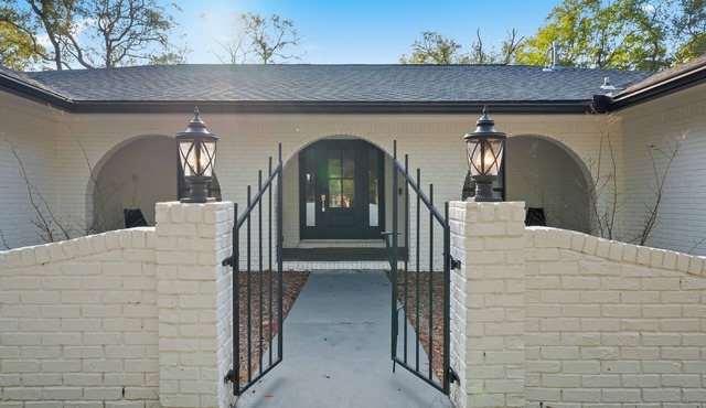 Boho Retreat w/2 Masters, Beautiful Yard and Plenty of Space