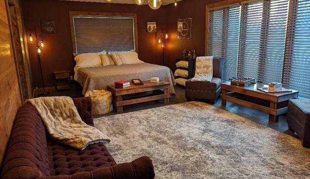 Boho & Rustic Getaway ~ King Bed ~ Close to Madison!