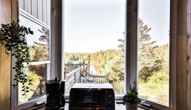 🌿 Boho-rustic retreat in nature with panoramic lake access & mountain views