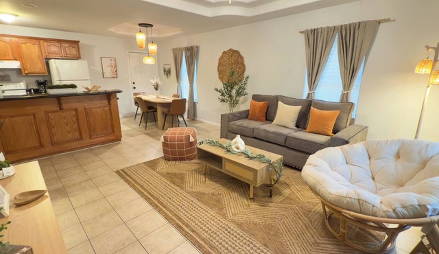 Boho Style 2-bedroom/1 King Bed apartment with BBQ Grill in Edinburg