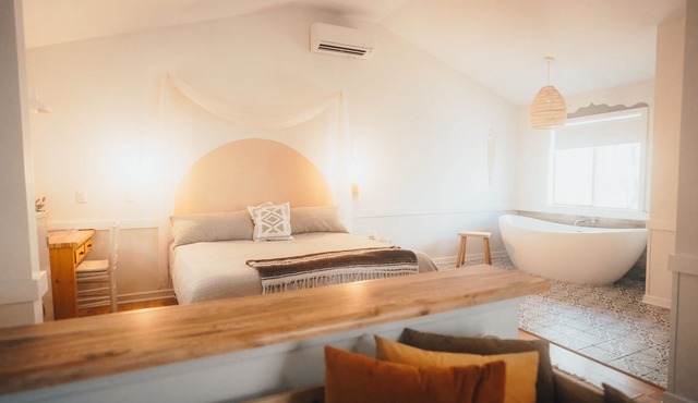 Boho Tiny Cabin ♥︎ Romantic Getaway w/Luxurious 75” Soaking tub ♥︎ Forest Views