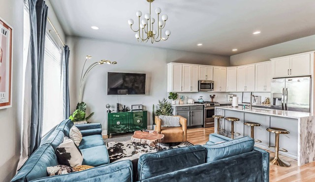 Boho Townhome for 12 Close to DT